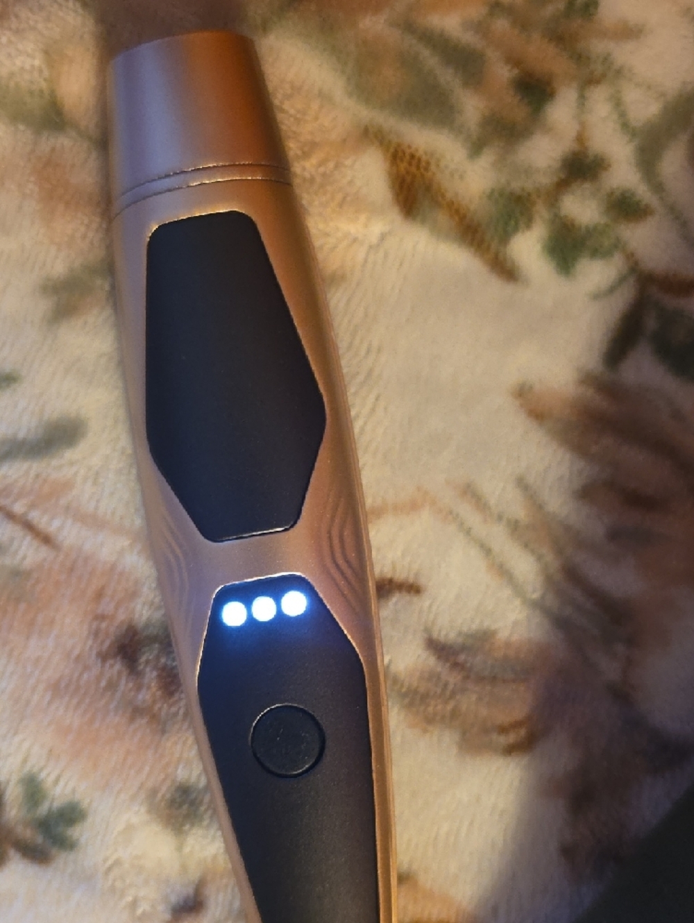 INIA Red Light Therapy Device with 24K Gold Eye Masks - Black & Gold - Picture 3 of 5